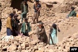 زندہ جان کے کشکاک گاؤں میں لوگ ملبوں سے نعشوں کی تلاش جاری رکھے ہوئے ہیں، فوٹو اے ایف پی ،، 8 اکتوبر 2023