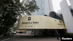 지난 1일 미-북 정상회담 개최 장소로 거론되고 있는 싱가포르의 샹그릴라 호텔 밖에 경찰이 순찰하고 있다. 