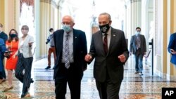 សមាជិក​គណបក្ស​ប្រជាធិបតេយ្យ លោក Bernie Sanders (ឆ្វេង) និង​លោក Chuck Schumer (ស្ដាំំ) ថ្លែង​ទៅ​កាន់​​អ្នកកាសែត​ ខណៈ​ដែល​ពួកគេ​​ចេញ​ពី​កិច្ចប្រជុំ​មួយ​នៅ​វិមាន​សភា​សហរដ្ឋ​អាមេរិក ក្នុង​រដ្ឋធានី​វ៉ាស៊ីនតោន ថ្ងៃទី៩ ខែសីហា ឆ្នាំ២០២១។