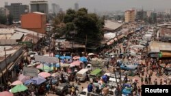 ፎቶ ፋይል፦ሸማቾች ከአፍሪካ ትልቁ ገበያ በሆነው መርካቶ ውስጥ ይገበያያሉ፤ እአአ ሚያዚያ 25/2024