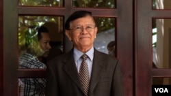 រូបឯកសារ៖ លោក កឹម សុខា ប្រធាន​គណបក្ស​សង្គ្រោះ​ជាតិ​ជួប​ជាមួយ​​ឯកអគ្គ​រាជទូត​នៃចក្រភព​អង់គ្លេស ប្រចាំ​ព្រះរាជាណាចក្រ​កម្ពុជា គឺ​លោកស្រី ទីណា​ រេដស័រ​ (Tina Redshaw)​ នៅ​គេហដ្ឋាន​របស់​លោក​កាលពី​ព្រឹក​ថ្ងៃទី​១៣ ខែវិច្ឆិកា ឆ្នាំ២០១៩។ (ទុំ ម្លិះ/VOA)