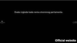 Naslovna strana sajta Otvoreni parlament zatamljena kao vid protesta zbog urušavanja institucije parlamenta.
