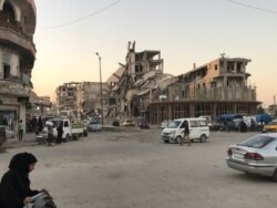 Raqqa’s buildings were mostly destroyed before and during the battle to liberate the city from IS, in Raqqa, Syria, July 20, 2019. (S. Kajjo/VOA)
