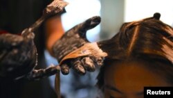 سینگار ځای - د ویښتانو رنگول