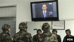Tentara Korea Selatan mendengarkan pidato Presiden Lee Myung-bak melalui televisi.