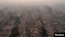 Kabut asap dari kebakaran lahan menyelimuti kawasan permukiman Medford Estates setelah kebakaran Almeda, di Medford, Oregon, 10 September 2020. (Foto: Reuters)