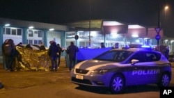Cordon de la police italienne autour d'un corps pares one fusillade a Milan. Italie, 23 dec, 2016.
