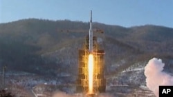 12일 북한이 동창리에서 쏘아올린 은하3호 로켓 발사 장면.