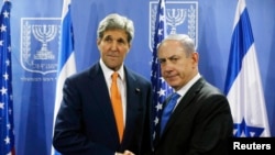 Menteri Luar Negeri John Kerry bertemu Perdana Menteri Israel Benjamin Netanyahu di Tel Aviv, Juli 2014. 