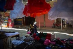 Markets have reopened in Qamishli, Syria, but the usually busy city is now quiet and sellers say many residents have fled, Oct. 18, 2019 (Y. Boechat/VOA)