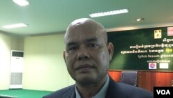 លោក​ អ៊ុក គឹមសេង​ ​អ្នក​នាំពាក្យ​​ក្រសួង​ព័ត៌មាន​ប្រាប់​ VOA​​ ក្នុង​​សិក្ខា​សាលា​​ស្តីពីក្រមប្រតិបត្តិផ្សព្វ​ផ្សាយ​អំពើហិង្សាលើស្រ្តី និងការប្រើប្រាស់អក្ខរាវិរុទ្ធតាមប្រព័ន្ធផ្សព្វផ្សាយ នៅ​ថ្ងៃទី​២ ខែ​ឧសភា ឆ្នាំ​២០១៧។ (កាន់ វិច្ឆិកា/VOA)