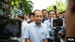 រូបឯកសារ៖ សកម្មជននយោបាយ លោក គឹម សុខ ថ្លែងទៅកាន់ក្រុមអ្នកសារព័ត៌មាន ក្បែរអគារតុលាការកំពូល កាលពីថ្ងៃទី២២ ខែសីហា ឆ្នាំ២០១៨ អំឡុងពេលសវនាការសុំនៅក្រៅឃុំរបស់លោក កឹម សុខា មេបក្សជំទាស់។ (ទី អូលីស្សា/VOA) 