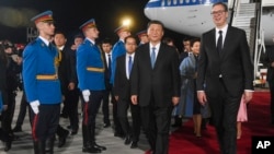 中国国家主席习近平2024年5月7日晚间抵达贝尔格莱德，塞尔维亚总统亚历山大·武契奇（Aleksandar Vucic）亲自到机场迎接。 （塞尔维亚总统新闻室照片）
