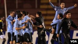 Para pemain Uruguay merayakan kemenangan atas Argentina pada Kejuaraan Sepakbola Amerika Selatan U-20 di Arequipa, Peru, hari Rabu (9/2).