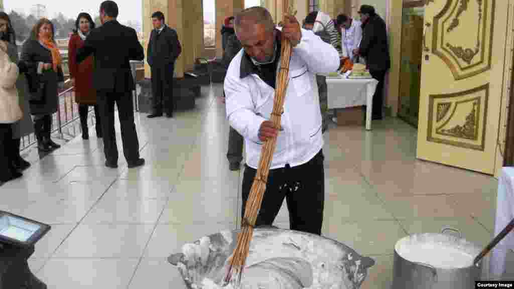 Xo&#39;jandlik qandolatchi qo&#39;lda nisholdo tayyorlmoqda