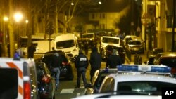 Les policiers bloquent une rue à Argenteuil , au nord-ouest de Paris, 24 mars, 2016.