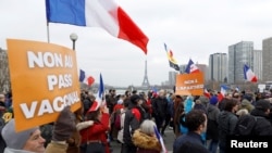 Sejumlah warga berdemonstrasi menentang aturan kartu vaksi yang diberlakukan pemerintah Prancis dalam aksi di Paris, pada 22 Januari 2022. (Foto: Reuters/Gonzalo Fuentes)