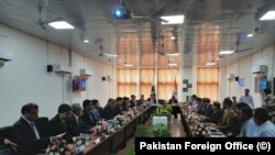 پاکستان اور بھارت کے حکام کرتار پور راہداری پر مذاکرات کر رہے ہیں۔ 