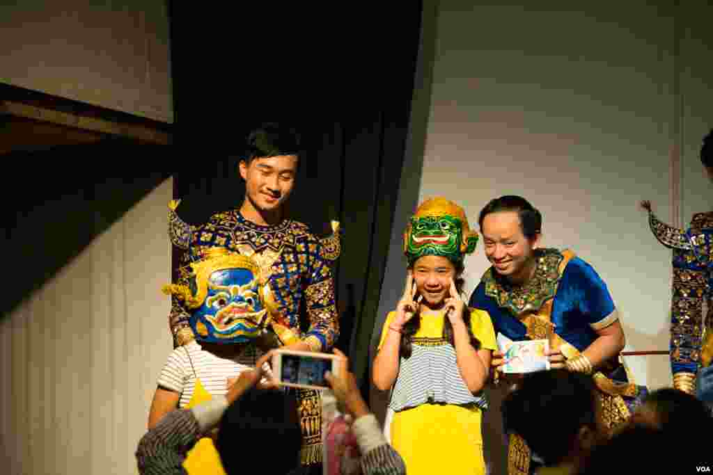 រូបភាពទូទៅក្រោយពីការសម្តែងល្ខោនខោលនាល្ងាចសៅរ៍នៅក្នុងសមាគមសិល្បៈសុវណ្ណភូមិកាលពីថ្ងៃទី ០៨ ខែកញ្ញា ឆ្នាំ២០១៨។ (ទី អូលីស្សា/VOA)