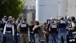Polisi Perancis mengamankan pintu masuk perusahaan Air Products di Saint-Quentin-Fallavier, dekat Lyon, Perancis tengah timur (26/6).