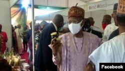 Ministan yada labarai Alhaji Lai Mohmed a lokacin da yake zagaya kasuwar (Facebook/ Min. of information)