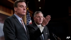 Sen Mark Warner, D-Va, kiri, wakil ketua Komite Senat untuk Intelijen dan Ketua Richard Burr, R-NC, kanan berbicara kepada wartawan terkait investigasi panel terhadap campurtangan Rusia pada Pemilu 2016, di Capitol Hill di Washington, hari Rabu, 29 Maret 2017 (foto: AP Photo/J. Scott Applewhite)