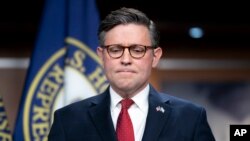 ປະ​ທານ​ສະ​ພາ​ຕ່ຳ ທ່ານ​ໄມ​ຄ໌ ຈອນ​ສັນ ພົບ​ປະ​ກັບ​ພວກ​ນັກ​ຂ່າວ ກ່ອນ​ການ​ລົງ​ຄະ​ແນນ​ສຽງ​ຄັ້ງ​ສຳ​ຄັນ ກ່ຽວ​ກັບ​ການ​ອະ​ນຸ​ມັດ​ການ​ໃຊ້​ຈ່າຍ ໃຫ້​ແກ່​ລັດ​ຖະ​ບານ​ໃນ​ລະ​ດັບ​ປັດ​ຈຸ​ບັນ ທີ່​ຕຶກ​ສະ​ພາ ຢູ່​ວໍ​ຊິງ​ຕັນ ເມື່ອ​ວັນ​ທີ 14 ພະ​ຈກ 2023.