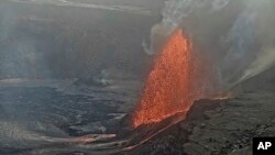 Лава, извергающаяся из кратера Халеумаумау на вершине вулкана Килауэа в Национальном парке вулканов Гавайев, 11 февраля 2025 года (фото: Геологическая служба США)