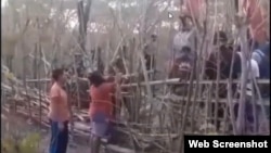 Masyarakat adat Pubabu berupaya memblokir alat berat untuk mencegah penggusuran di Desa Linamnutu, Kecamatan Amanuban Selatan, Kabupaten Timor Tengah Selatan, NTT. (Tangkapan layar via Zoom)