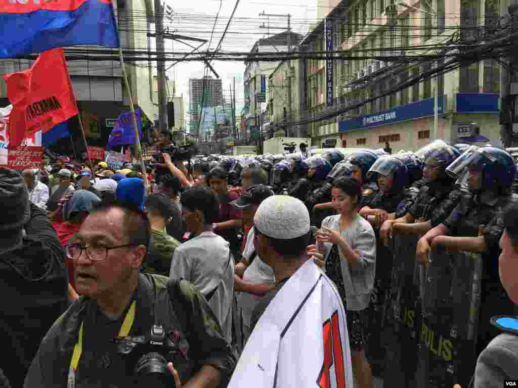 &nbsp;ពលរដ្ឋ​ហ្វីលីពីន​ធ្វើ​បាតុកម្ម​នៅ​មុខ​ស្ថានទូត​ស.រ.អា.​នៅរដ្ឋធានី​ម៉ានីល ប្រឆាំង​នឹង​ទស្សនកិច្ច​លើកទីមួយ​របស់​លោក​ប្រធានាធិបតី​​ស.រ.អា.​ Donald Trump មក​កាន់​ប្រទេស​ហ្វីលីពីន​ដើម្បី​ចូលរួម​ក្នុងកិច្ច​ប្រជុំកំពូល​អាស៊ាន​លើក​ទី​៣១និង​កិច្ច​ប្រជុំ​អាស៊ាន​អាមេរិក កាលពីថ្ងៃទី​១០ វិច្ឆិកា ២០១៧ ​ពីរ​​ថ្ងៃមុន​នឹង​ការ​មកដល់​របស់​លោក។