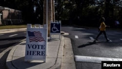 佐治亚州一处投票站，开放中期选举提前投票。