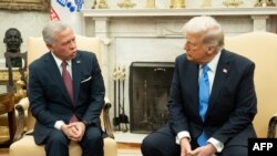 သမ္မတအိမ်ဖြူတော်တွင် တွေ့ဆုံနေသည့် ဂျော်ဒန်ဘုရင် Abdullah II နှင့် သမ္မတထရမ့်ပ်။ (၁၁ ဖေဖော်ဝါရီ ၂၀၂၅)​ (AFP)