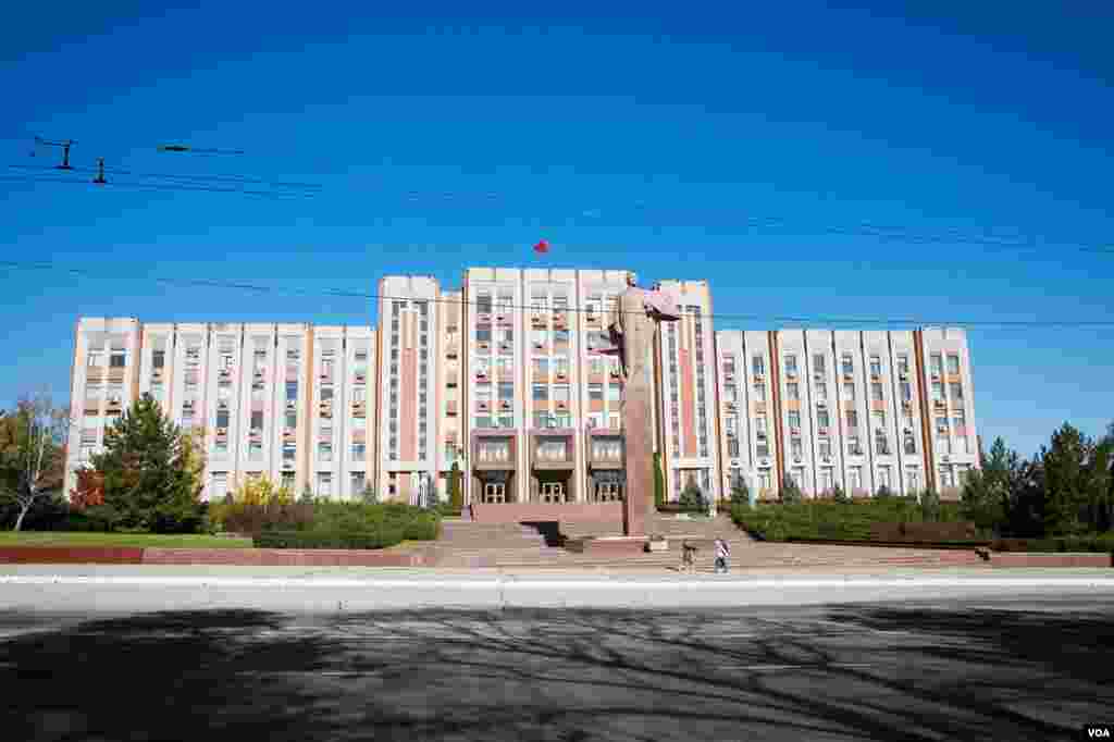 Lenin with a cape, sometimes called "Batman Lenin" stands outside Transdniester's Supreme Soviet, or parliament building. (Vera Undritz for VOA)