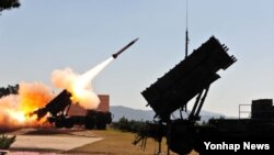 한국군이 지난 2013년 10월 실시한 '방공유도탄 실사격 대회'에서 패트리엇 미사일이 발사되고 있다. (자료사진)