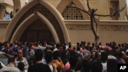 Keluarga dan pengunjung di luar gereja setelah ledakan bom di kota Tanta, Mesir, 9 April 2017.