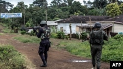 ARCHIVES - Un policier et un gendarme camerounais patrouillent à Lysoka, près de Buea, dans la région anglophone du Sud-Ouest du Cameroun, le 07 octobre 2018.