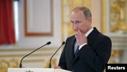 Presiden Vladimir Putin menandatangani dekrit yang merahasiakan tentara Rusia yang tewas di masa damai (foto: dok).