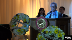 Congressman Alan Lowenthal speaks at the Remembrance Day organized by Cambodian-Americans in Long Beach, California. (Say Mony/VOA Khmer)