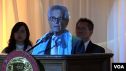 រូបឯកសារ៖ សមាជិក​សភា​លោក ​អាឡាំង ឡូវឹនសល (Alan Lowenthal) ថ្លែង​ក្នុង​កម្មវិធី​ជួបជុំ​របស់​ពលរដ្ឋ​ខ្មែរ​អាមេរិកាំង​ដើម្បី​រំឭក​វិញ្ញាណក្ខន្ធ​អ្នក​ដែល​បាន​ស្លាប់​នៅ​ក្នុង​របប​ខ្មែរ​ក្រហម នៅ​ទីក្រុង​ឡុងប៊ិច រដ្ឋ​កាលីហ្វញ៉ា។ (សាយ មុន្នី/VOA)