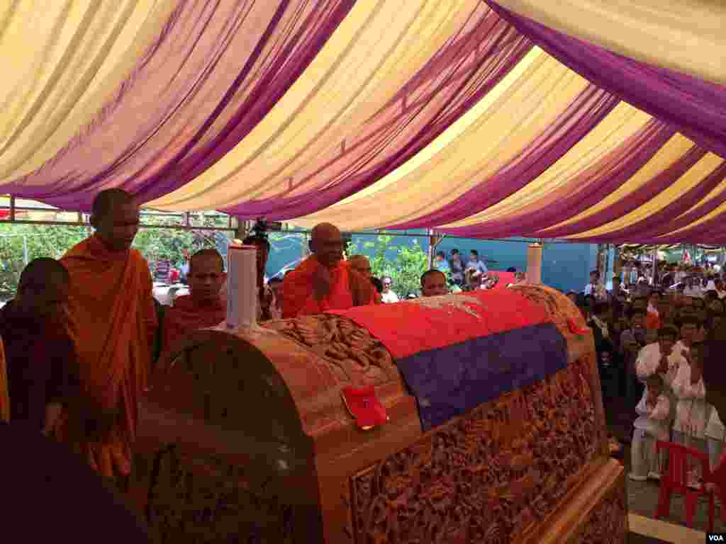 ព្រះសង្ឃ​សូត្រមន្ត​នៅពេល​ដែល​មឈូស​របស់​លោក កែម ឡី ត្រូវបាន​គេ​លើក​យក​ទៅ​ដាក់​នៅលើ​ផ្នូរ​នៅព្រឹក​ថ្ងៃច័ន្ទ ទី២៥ ខែកក្កដា ឆ្នាំ២០១៦។ (ផន បុប្ផា/VOA)