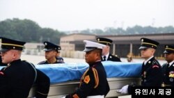 27일 오산 공군기지에서 열린 송환식에서 유엔기가 덮힌 유해 상자가 미 공군기에 실렸다.(사진제공:유엔사) 