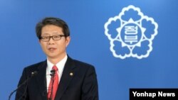 류길재 한국 통일부 장관이 11일 오후 정부서울청사에서 개성공단 사태에 대한 성명을 발표하고 있다.