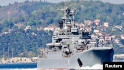 เรือโนโวเคอร์คาสสค์ แล่นผ่านช่องแคบบอสพอรัสในตุรกี (รอยเตอร์)