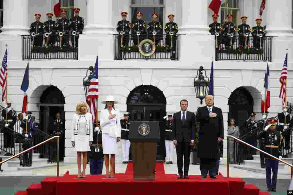 Le président Donald Trump et la première Dame Melania Trump avec le président français Emmanuel Macron et son épouse Brigitte Macron lors de la cérémonie d&#39;arrivée sur la pelouse de la Maison Blanche à Washington, le 24 avril 2018
