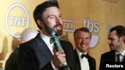 Sutradara dan aktor Ben Affleck memegang piala Screen Actors Guild Awards yang dimenangkannya bersama para aktor film "Argo". (Reuters/Adrees Latif)