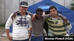 Trois migrants libyens posent pour VOA Afrique dans un centre de la Croix Rouge, Rome, 5 octobre 2015 (Nicolas Pinault/VOA).