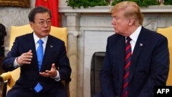 Presiden Korsel, Moon Jae-in (kiri) tampak berbicang-bincang dengan Presiden AS, Donald Trump, di Oval Office di Gedung Putih, Washington, D.C., 11 April 2019 (foto: Nicholas Kamm/AFP)