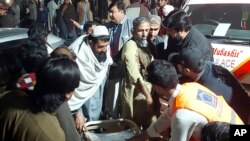 امدادي کارکوونکو د بنو هسپتال ته د وړل شویو زخمیانو امداد کوي