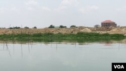 រូប​ឯកសារ៖ ដី​ដែល​ត្រូវ​គេ​បាន​ចាក់​លុប​បឹង​តាមោក​ជាយ​រាជធានី​ភ្នំពេញ​ កាល​ពី​ថ្ងៃទី​១២ ខែ​ឧសភា​ ឆ្នាំ​២០២០។ (ហ៊ុល រស្មី/វីអូអេ)