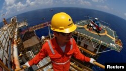 A Rosneft Vietnam employee looks on at the Lan Tay gas platform in the South China Sea off the coast of Vung Tau, Vietnam April 29, 2018. (REUTERS/Maxim Shemetov)